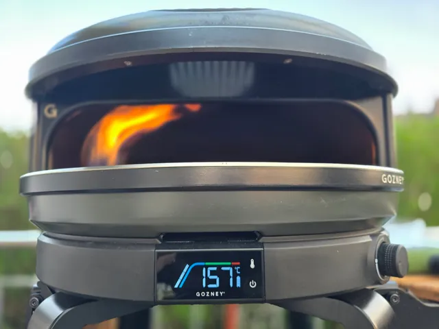 Gozney Arc XL mit digitaler Temperaturanzeige beim Aufheizen auf 157°C