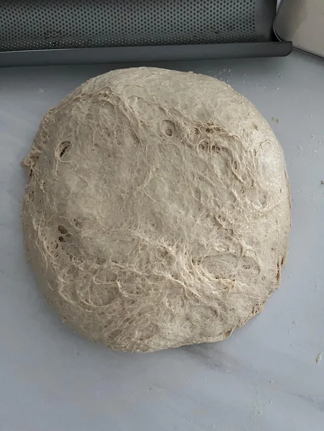 Pizzateig mit sichtbarem Glutennetz — feine Proteinstrukturen an der Teigoberfläche