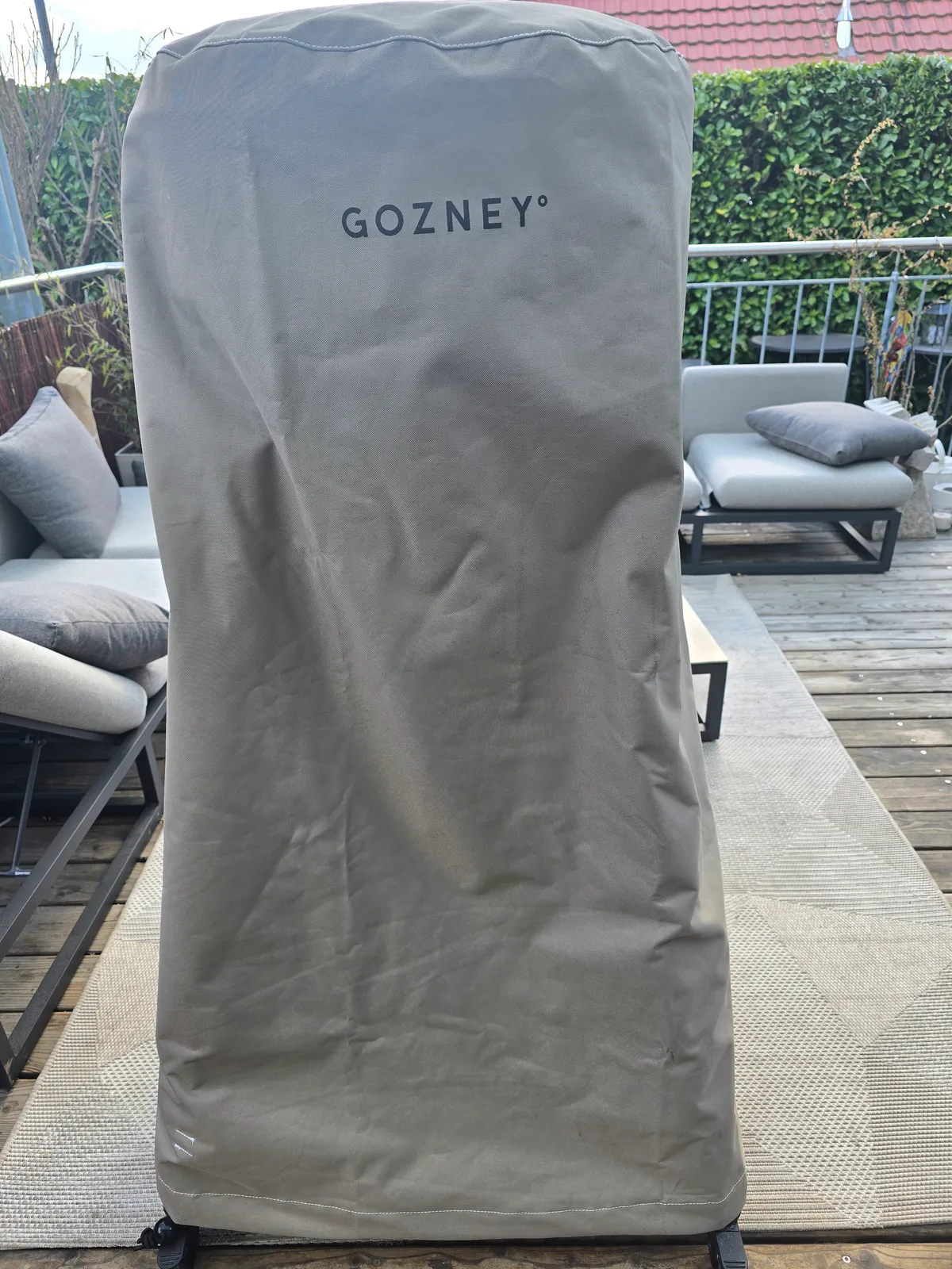 Gozney Arc XL unter seiner Abdeckhaube auf der Terrasse