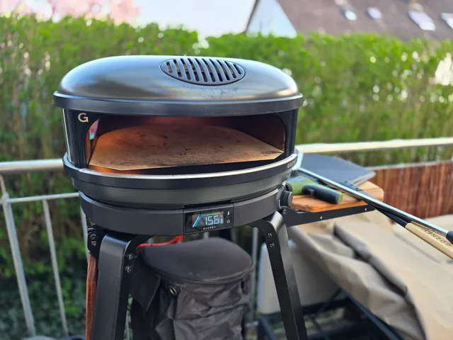 Gozney Arc XL Pizzaofen auf der Terrasse mit sichtbarem Thermometer-Display