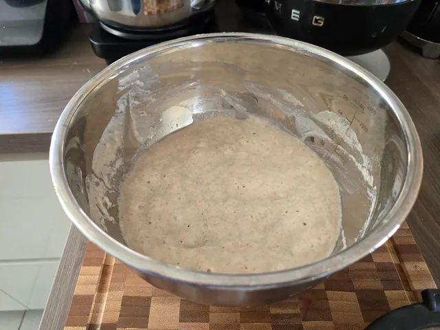 Pizzateig nach der Stockgare — sichtbare Fermentationsblasen zeigen aktive Hefeaktivität
